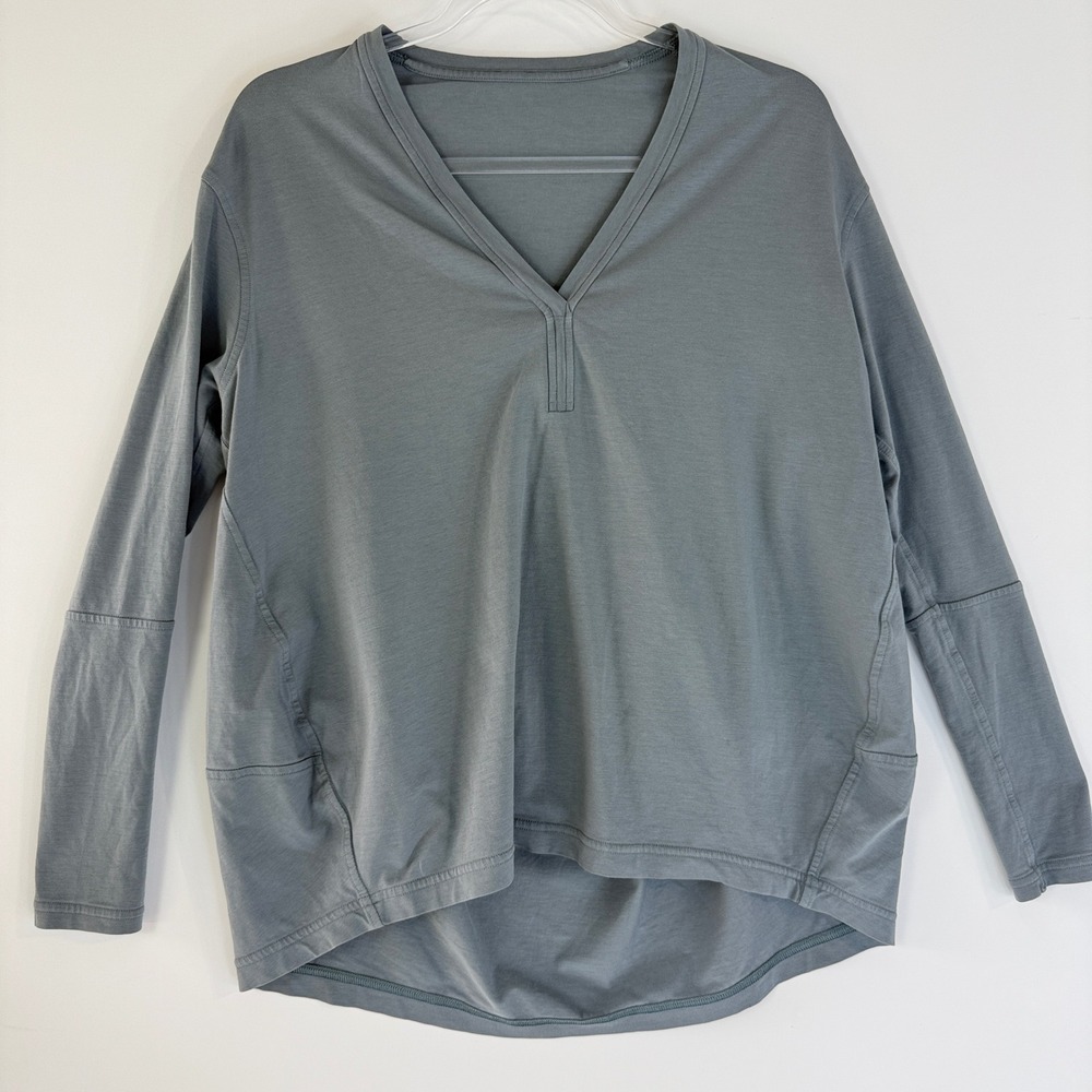 Lululemon Back In Action V-Neck Long-Sleeve Shirt Women 10 Grey Sage W3HTWS